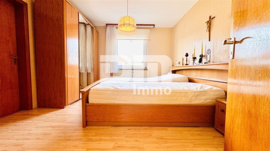 (R)eserviert!Gepflegtes Einfamilienhaus mit 2 Nebengebäuden und Garten - OG Schlafzimmer